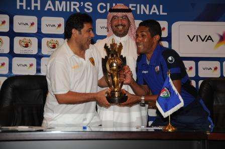 مدربا القادسية والجهراء يتصارعان على الفوز بكأس الامير في لقطة طريفة