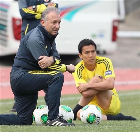 قائد منتخب اليابان ماكوتو هاسيبي ( يمين ) مع المدرب البيرتو زاكيروني