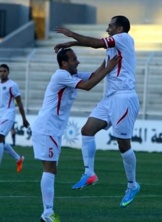 عامر ذيب يتلقى تهنئة عدوس بعد الهدف