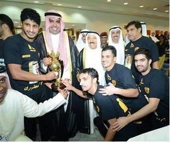 أمير الكويت يسلٌم لاعبي القادسية الكأس