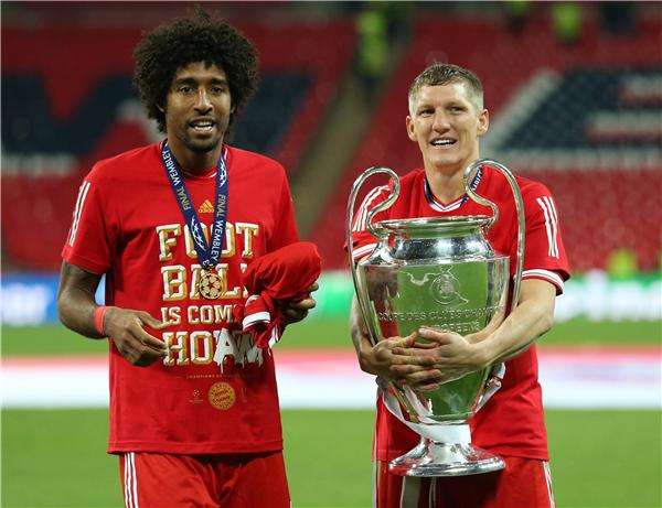 دانتي (يسار)