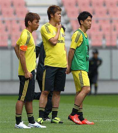 من اليمين - شينجي كاجاوا وهيروكي ساكاي وتاكاشي إنوي في تدريب أمس الثلاثاء