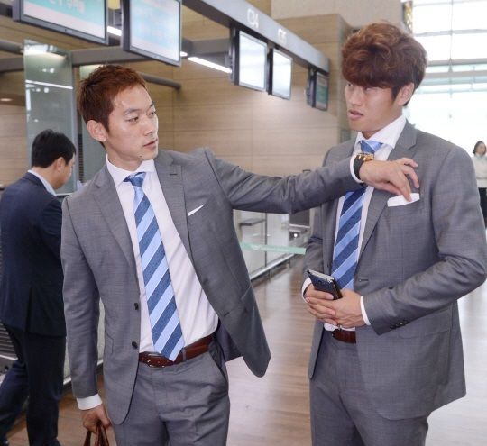 لاعبو كوريا الجنوبية في مطار انتشيون قبل السفر إلى دبي الإماراتية