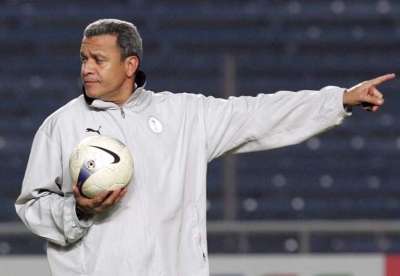 أنجوس خلال التمرين الأخير للمنتخب السعودي أمس إستعداداً لمباراة اليوم