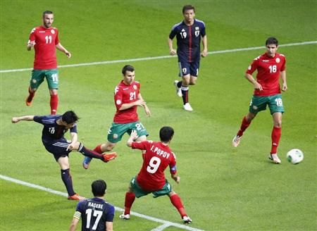 شينجي كاجاوا أمام مدافعي بلغاريا