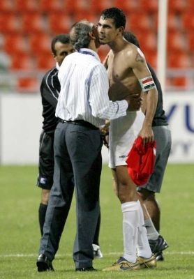 السيد جورفان فييرا يقبل اللاعب يونس محمود بعد نهاية اللقاء امام فيتنام