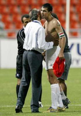 السيد جورفان فييرا يقبل اللاعب يونس محمود بعد نهاية اللقاء امام فيتنام