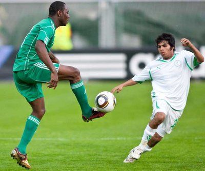 الشهري بقميص المنتخب السعودي إلى اليمين