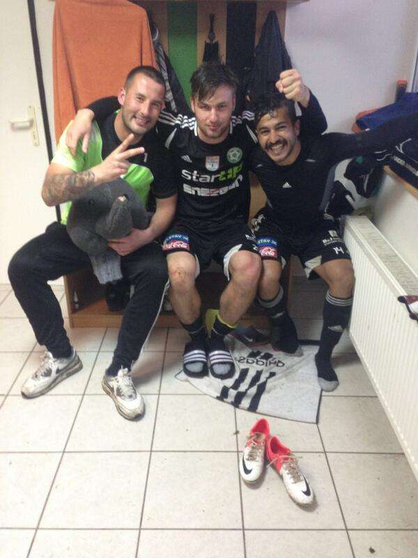 المشعان(إلى اليمين) يحتفل مع زملائه بالفوز على بيرنو 