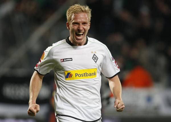 2012-11-08t183750z_2032695278_gm1e8b9078u01_rtrmadp_3_soccer-europa_reuters