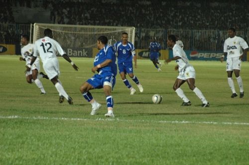 هيثم مصطفى قائد الهلال وسط كماشة عاجية