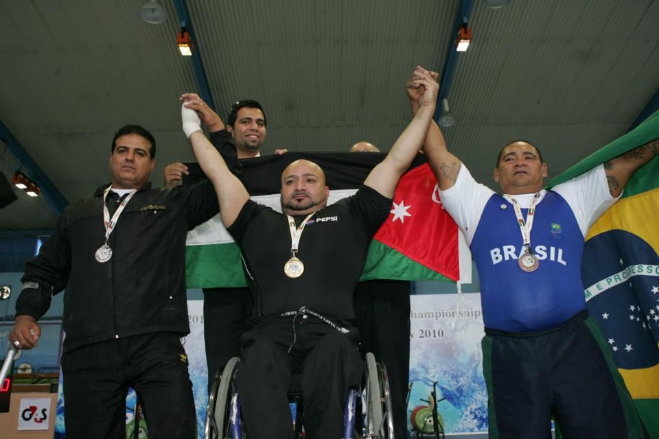 البطل العالمي معتز الجنيدي "وسط" 