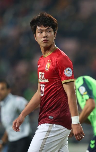 كيم يونغ غون ( 23 عاماً ) من فريق جوانجزو إيفرجراند الصيني 