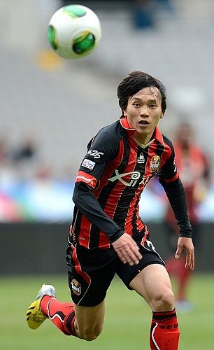 كي تشي وو ( 29 عاماً ) من فريق إف سي سيئول الكوري الجنوبي 