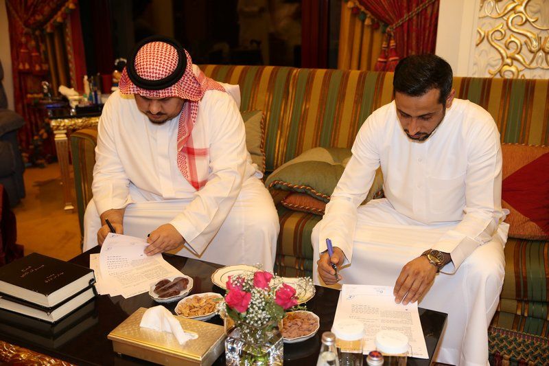 رئيس الهلال والجابر لدى توقيع عقد تدريب الهلال
