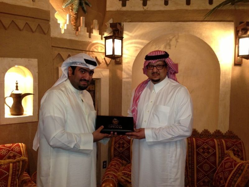 رئيس نادي النصر الامير فيصل بن تركي يتسلم الدعوة من خالد الروضان