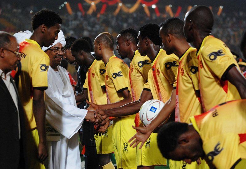 الرئيس السوداني يصافح لاعبي المريخ في مهرجان تكريم الوالي