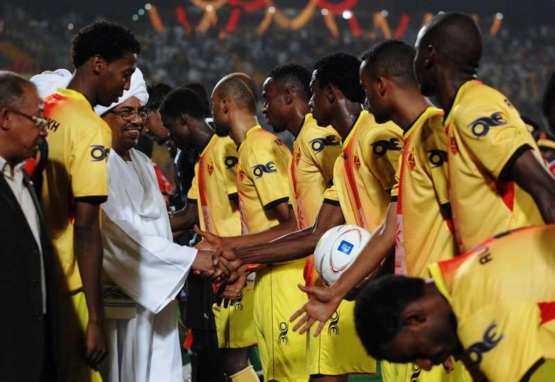 الرئيس السوداني يصافح لاعبي المريخ في مهرجان تكريم الوالي