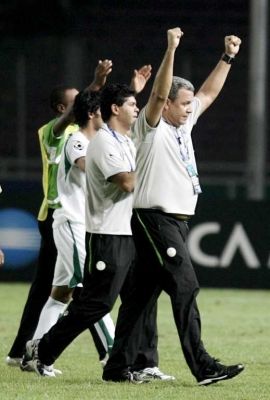 أنجوس فرحاً بالفوز السعودي في مباراة اليوم
