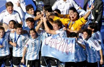 لاعبوا المنتخب الأرجنتيني للشباب يحملون الكأس العالمية