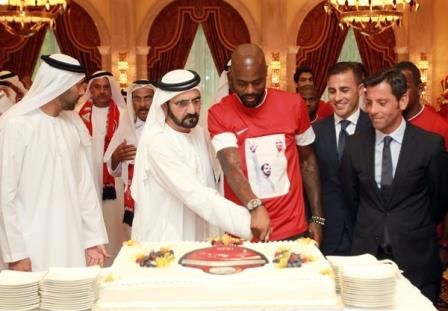 الشيخ محمد بن راشد آل مكتوم خلال استقباله للاعبي الأهلي والجهاز الفني