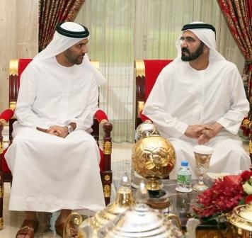 الشيخ محمد بن راشد مع رئيس الأهلي عبد الله النابودة