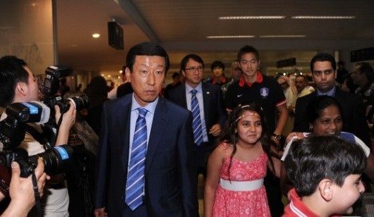 المدرب تشوي كانج هي عند وصوله لمطار بيروت الدولي