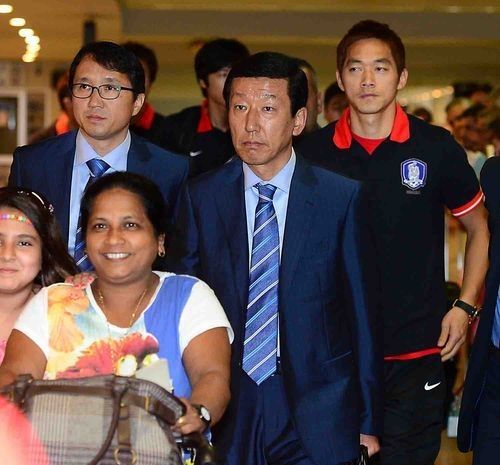 بعثة منتخب كوريا الجنوبية عند وصولها لمطار بيروت الدولي قادمة من الإمارات