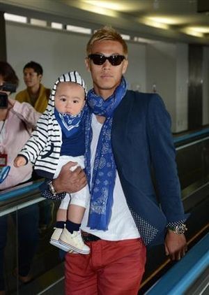 كيسوكي هوندا عند وصوله لمطار ناريتا مع الطفل 