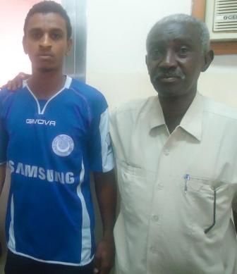 الامين العام للهلال مع اللاعب محمد احمد