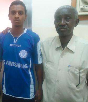 الامين العام للهلال مع اللاعب محمد احمد