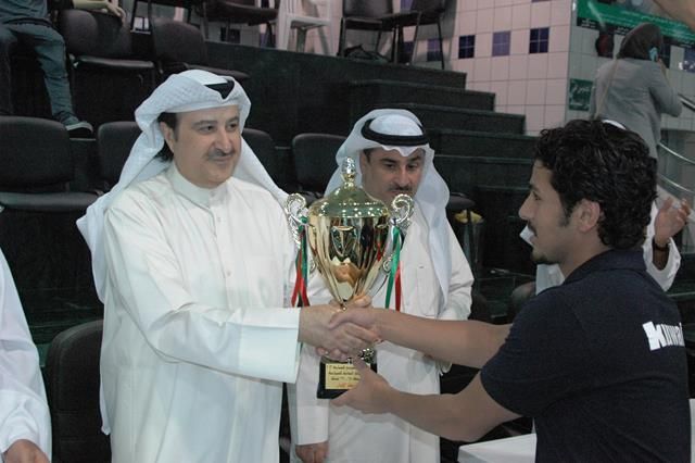 الغريب يسلم كأس السباحة للاعب القادسية