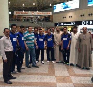 لاعبو الأزرق مع بعض المسافرين في مطار الكويت صباح اليوم