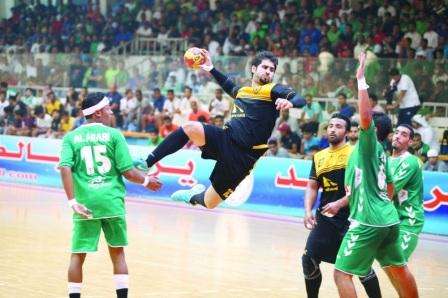 مهدي القلاف لاعب القادسية يسدد على مرمى العربي