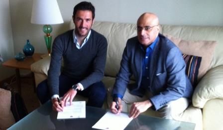 هوجو فيانا خلال توقيعه للعقد مع أحمد خليفة حماد