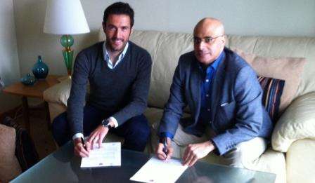 هوجو فيانا خلال توقيعه للعقد مع أحمد خليفة حماد