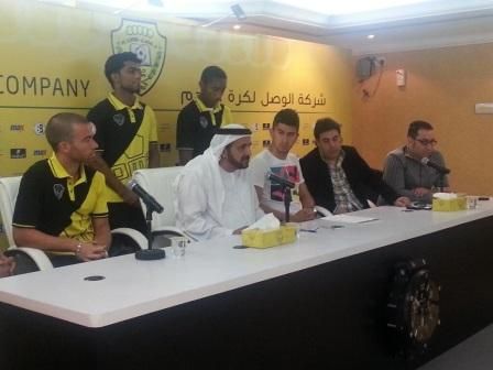 رئيس نادي الوصل والمحترف البرازيلي ولاعبي الفريق الأول 