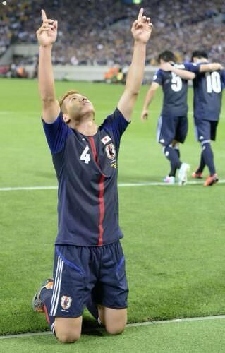 اللاعب الياباني كيسوكي هوندا بعد تسجيله هدف التأهل