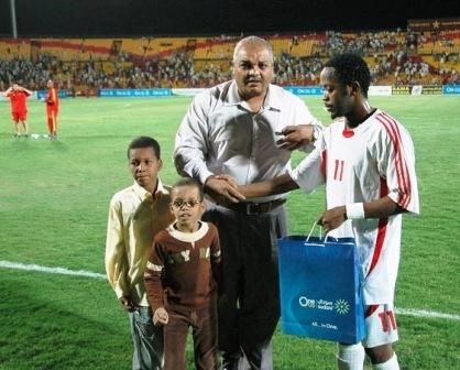 النيجيري وليمس عندما فاز بجائزة نجم مباراة فريقه امام المريخ