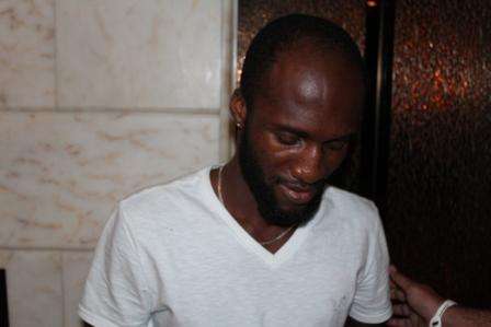 امانجوا في طريقه لمغادرة المؤتمر الصحفي