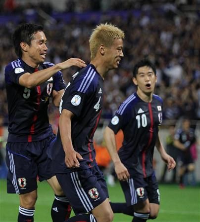 هوندا يحتفل مع زملائه بعد تسجيله هدف االتعادل والتاريخي