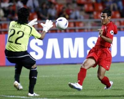 نور صبري يتصدى لإحدى الهجمات الفيتنامية في اللقاء السابق