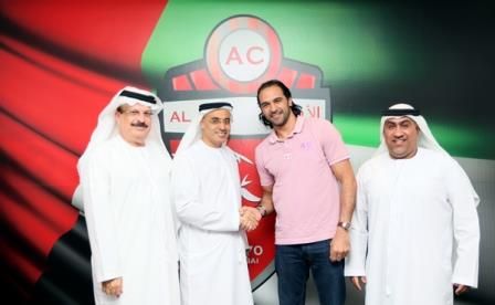 حسين زكي مع مسئولي الأهلي بعد التجديد