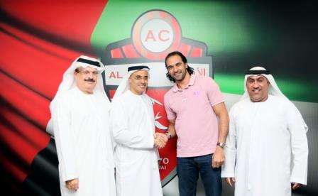 حسين زكي مع مسئولي الأهلي بعد التجديد