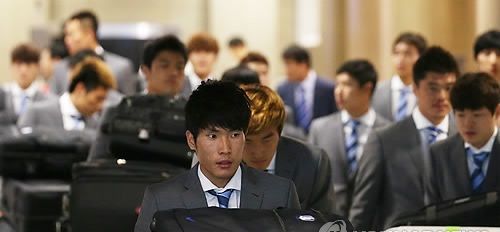 لاعبو كوريا الجنوبية عند وصولهم لمطار انتشيون الدولي