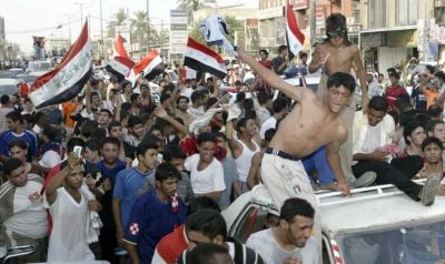 أهالي (البصرة) خرجوا للاحتفال كذلك بتأهل منتخب بلادهم