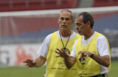 السيد جورفان فييرا مدرب منتخب العراق(الى اليمين) ومدرب اللياقة للمنتخب العراقي