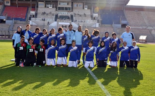 لاعبات منتخب الكويت للسيدات مع الجهاز الفني