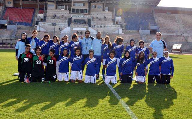 لاعبات منتخب الكويت للسيدات مع الجهاز الفني