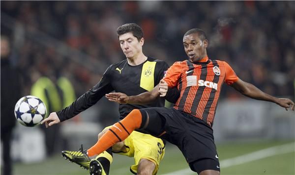 فرناندينيو (يمين)